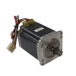 استپ موتور دو فاز نما ۲۳ گشتاور ۱۳ کیلوگرم سانتی متر دو سر شفت 103H7126-3013 برند SANYO DENKI