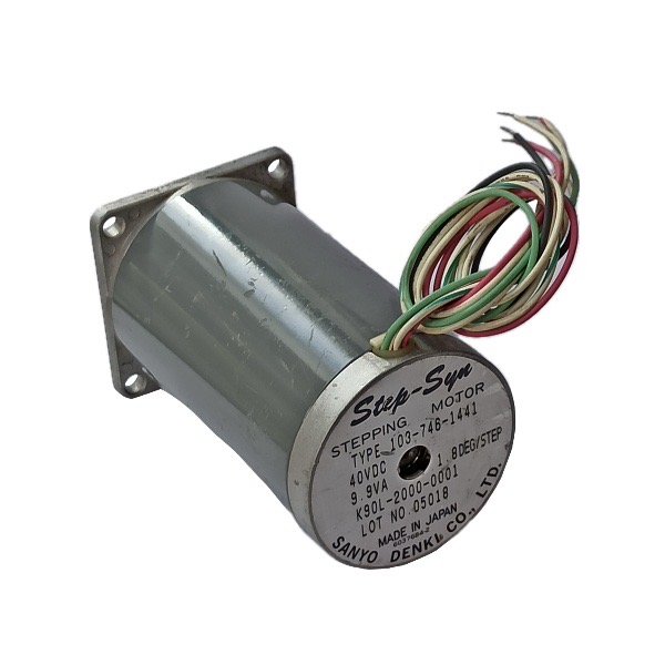استپ موتور دو فاز نما ۲۳ گشتاور ۱۰ کیلو گرم سانتی متر 1441-746-103 برند SANYO DENKI